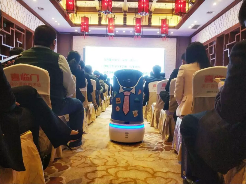“润”在大会现场提供送物服务